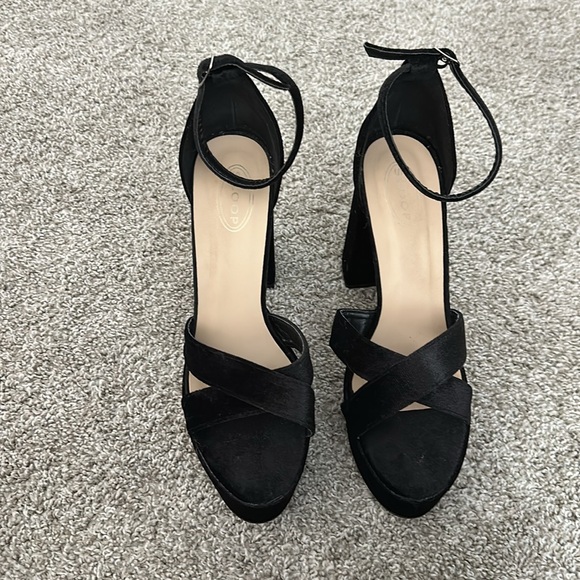 Scoop Velvet Platform Heeled Sandals - Picture 3 of 5